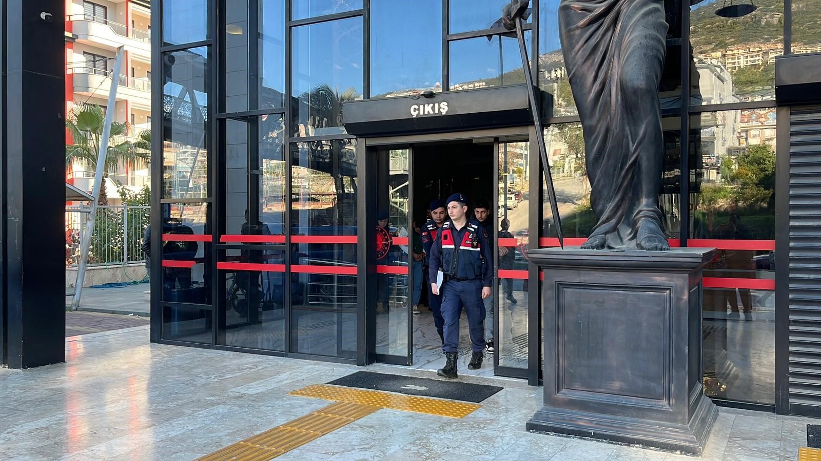 Polislerinuzerinemotosikletsurduler