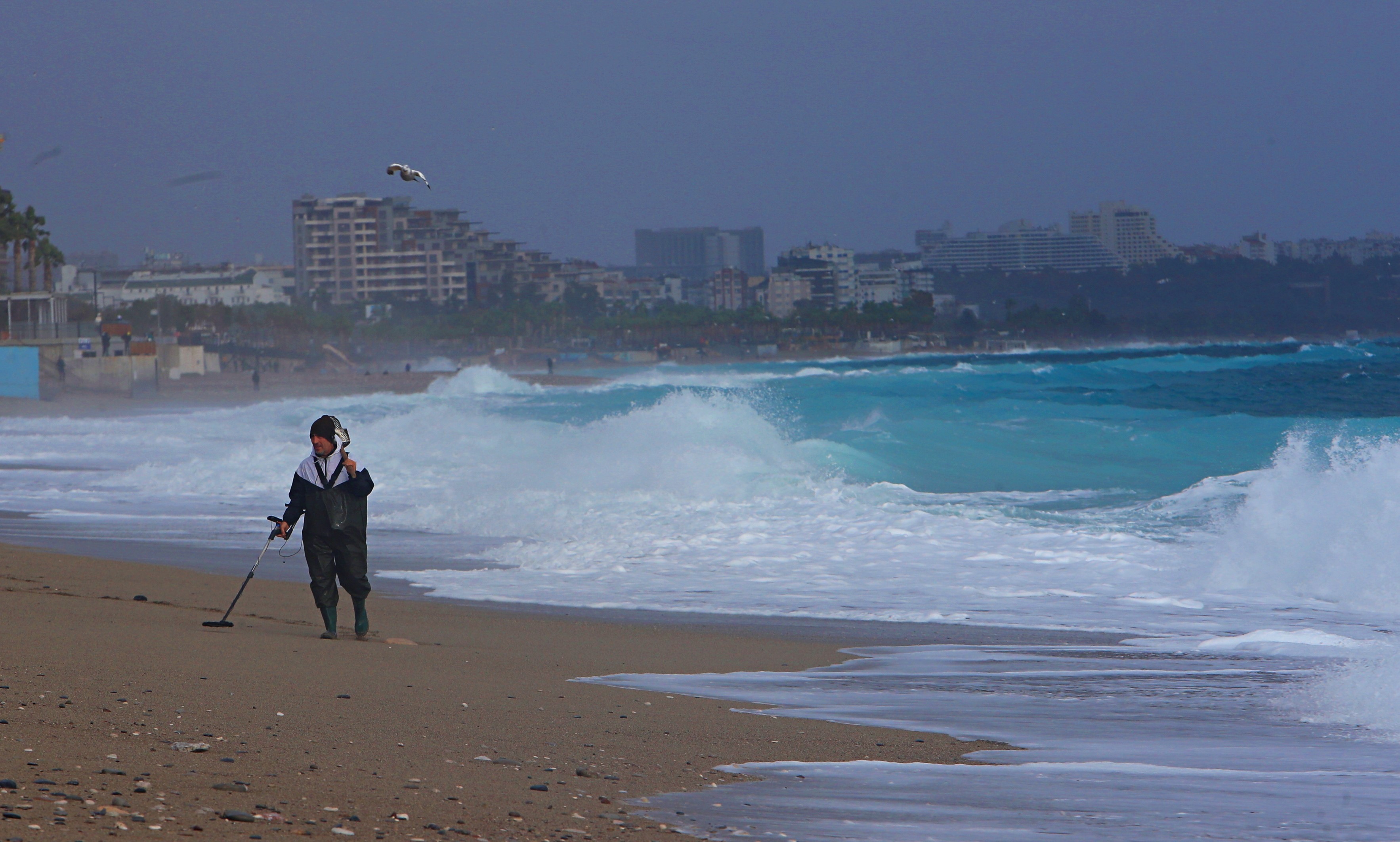 Saatlercesahildedolastilar