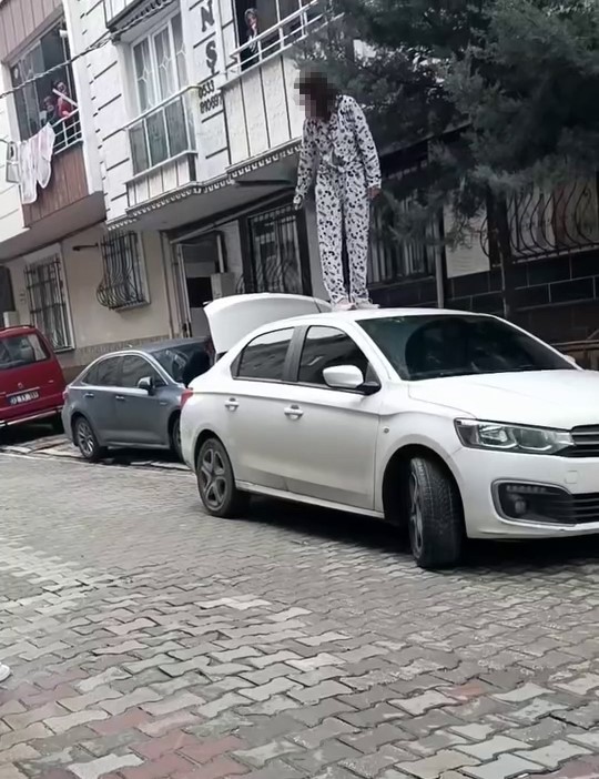 Sinirkrizigecirdiarabaninuzerindezipladi