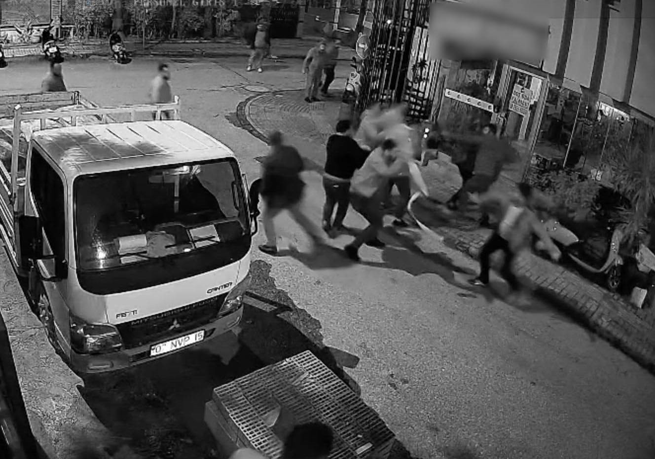 Tekmeyumrukbirbirinegirdiler