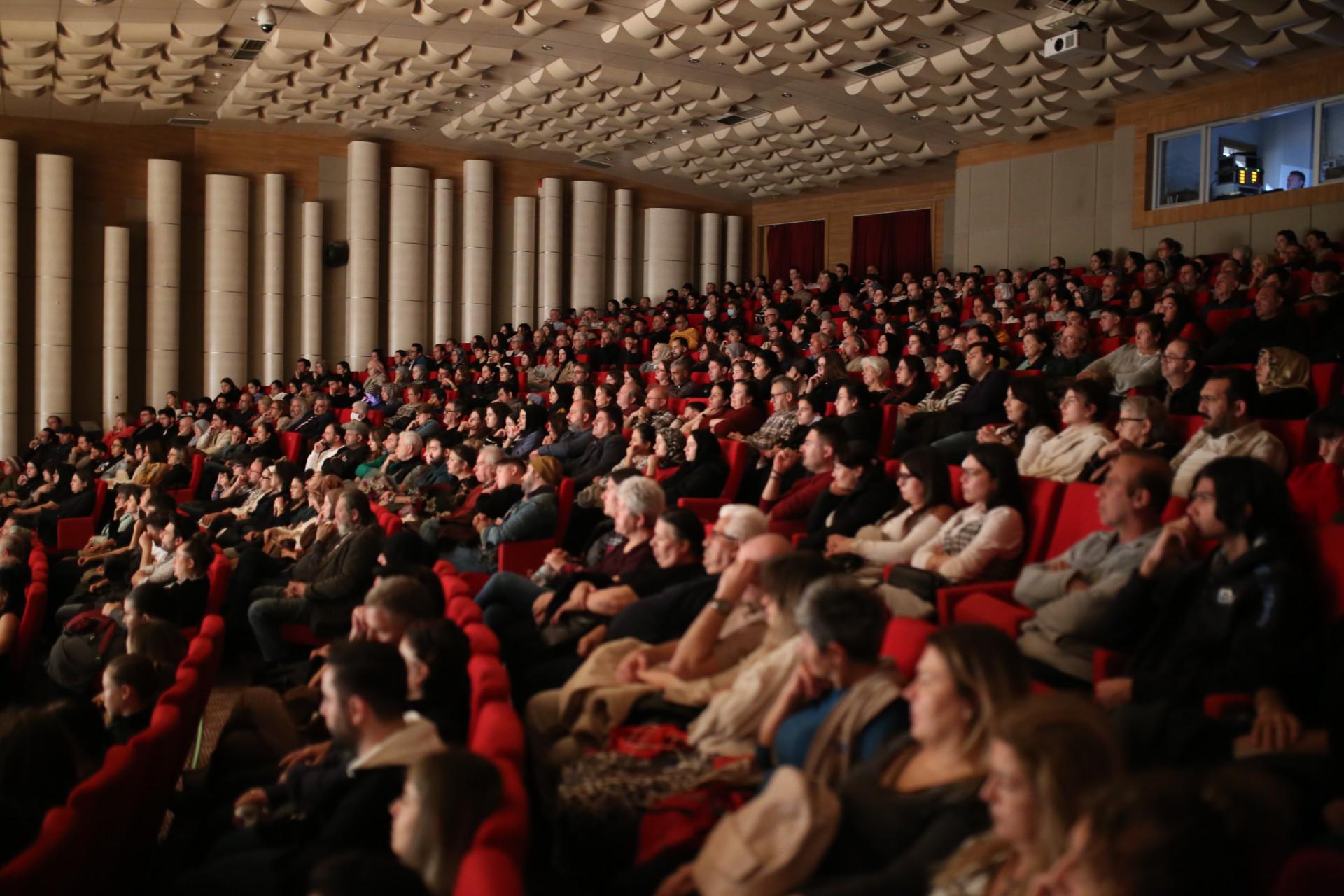 Tiyatrooyunlariseyirciylebulusuyor