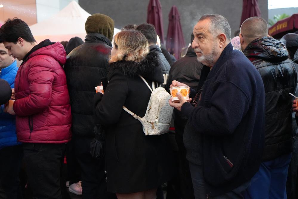 Yagmuraldanmadilarzincirmarketinacilisiniboylebeklediler