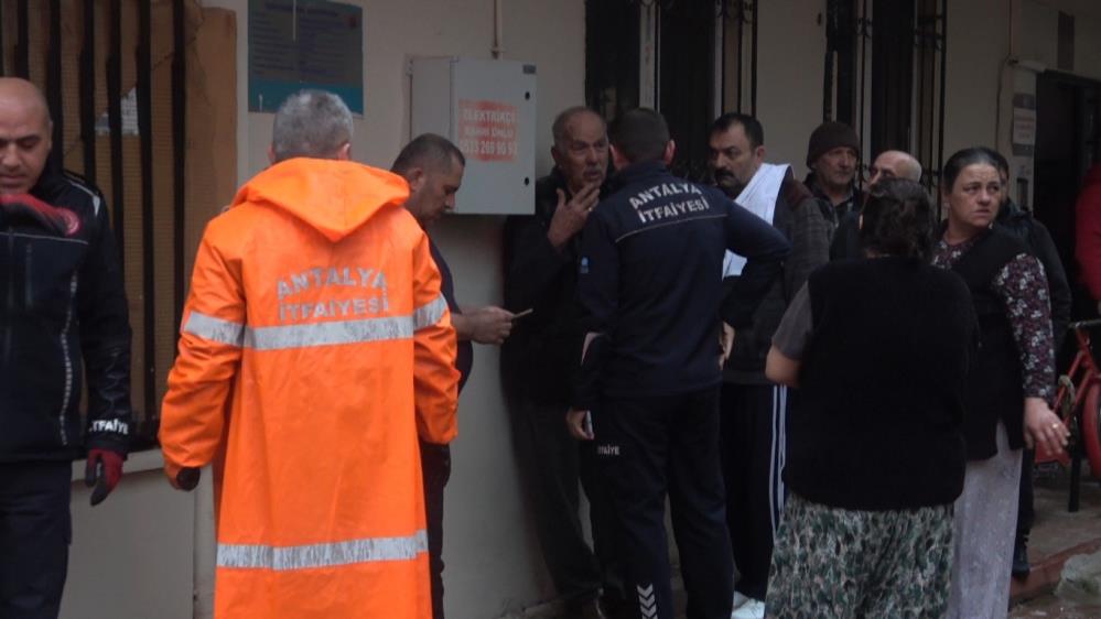 Yaslıadamcıkanyangındasonandakurtarıldı