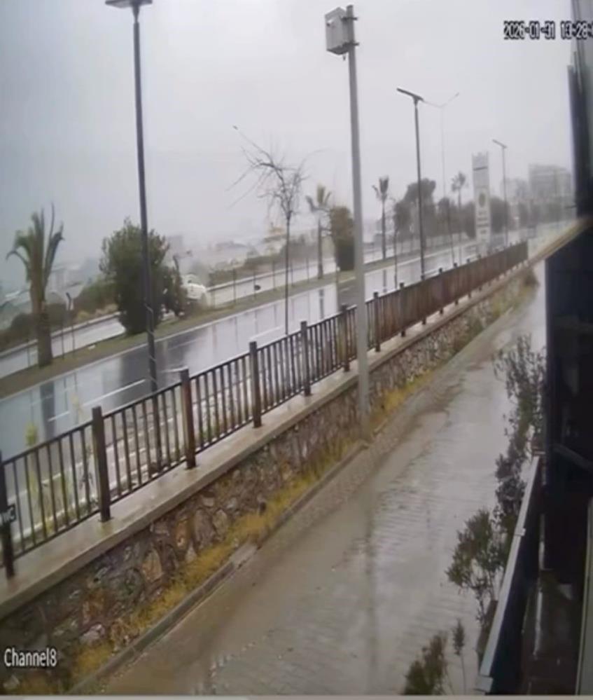 Alanyadaoncekaldırımasonrarefujecarpanotomobiltaklalaratarakdurabildi