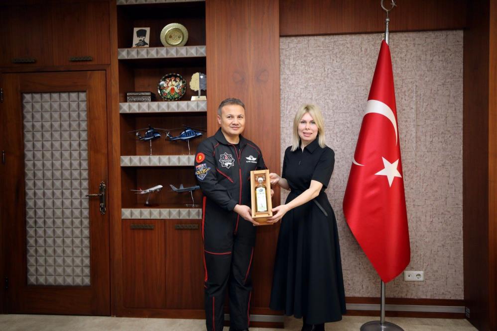 Alpergezeravcıakdenizuniversiteogrencileriylebulustu