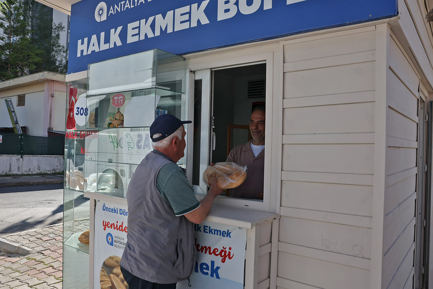 Antalyabuyuksehirden2025Yılındahalkekmekten5Milyonlukuretim