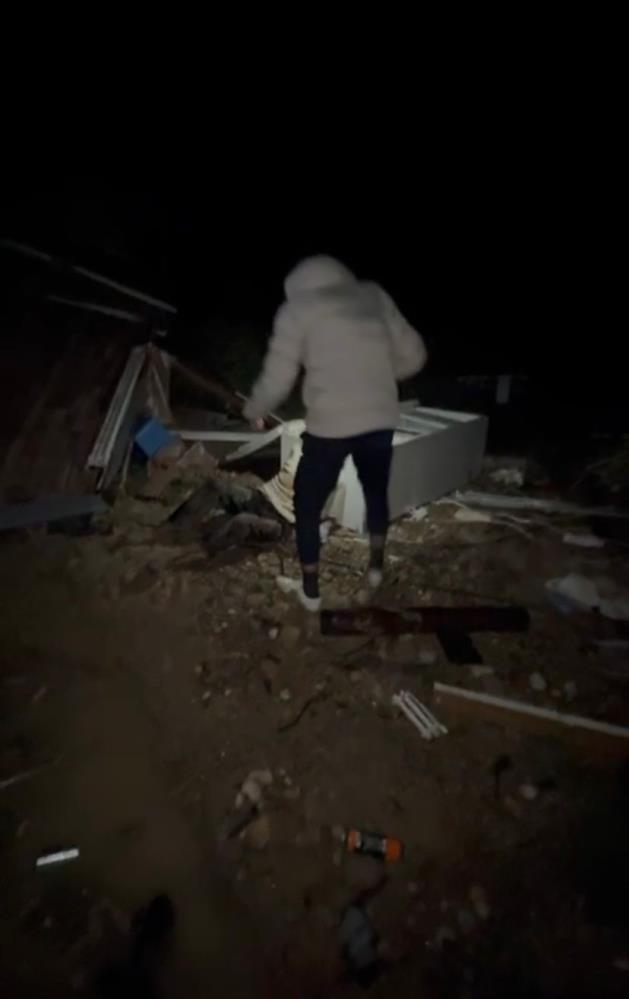 Antalyadahortumfaciasıkonteynerlesavrulanadamkamerada