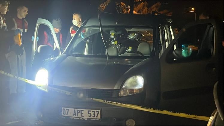 Antalyadaseyirhalindekiaracakanlipususurucuolduyolcuagiryarali