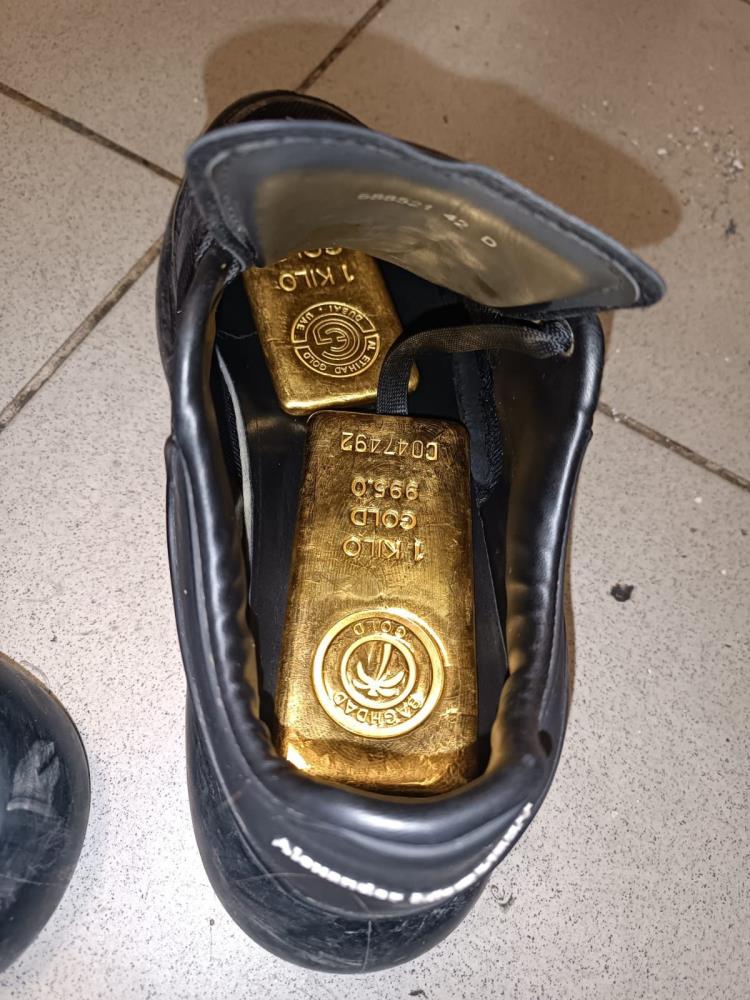 Ayakkabilarinicerisindenaltincikti