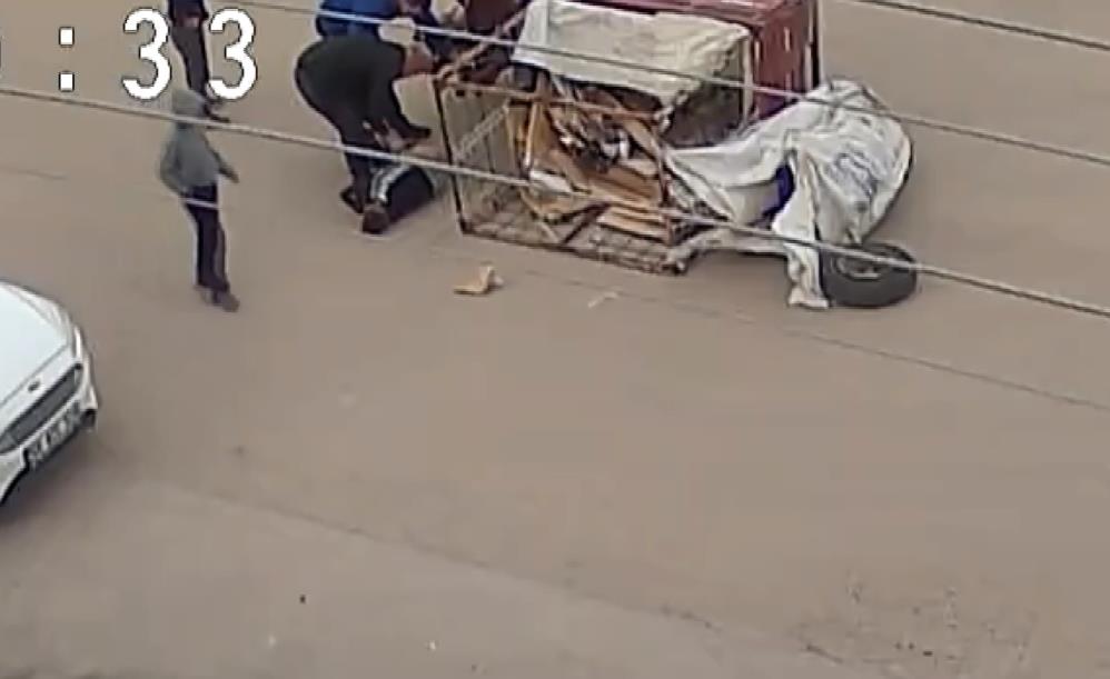 Bacaklaridemirkasaninaltindakaldi