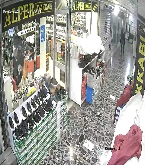 Birmagazadanmontdigerindenayakkabicaldi