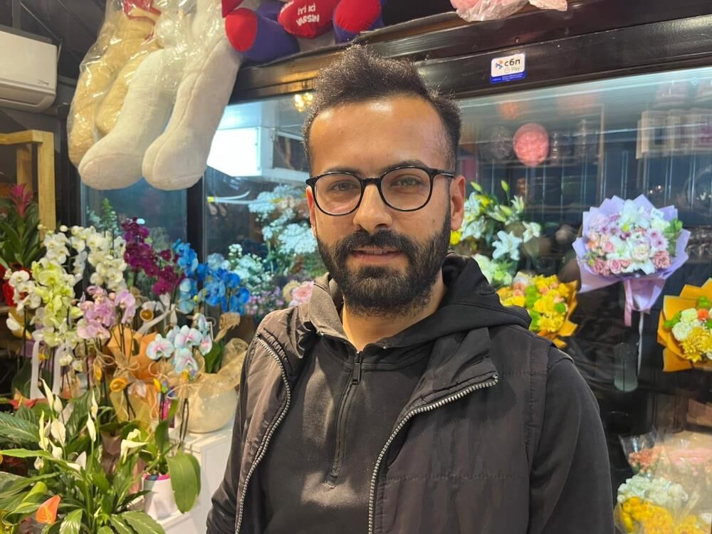 Cicekcininonundekidevayıcalindiayininparasinismahastasinabagislayacagiz