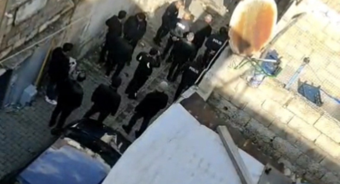 Girdiklerievdeki2Kadinidarbettiler