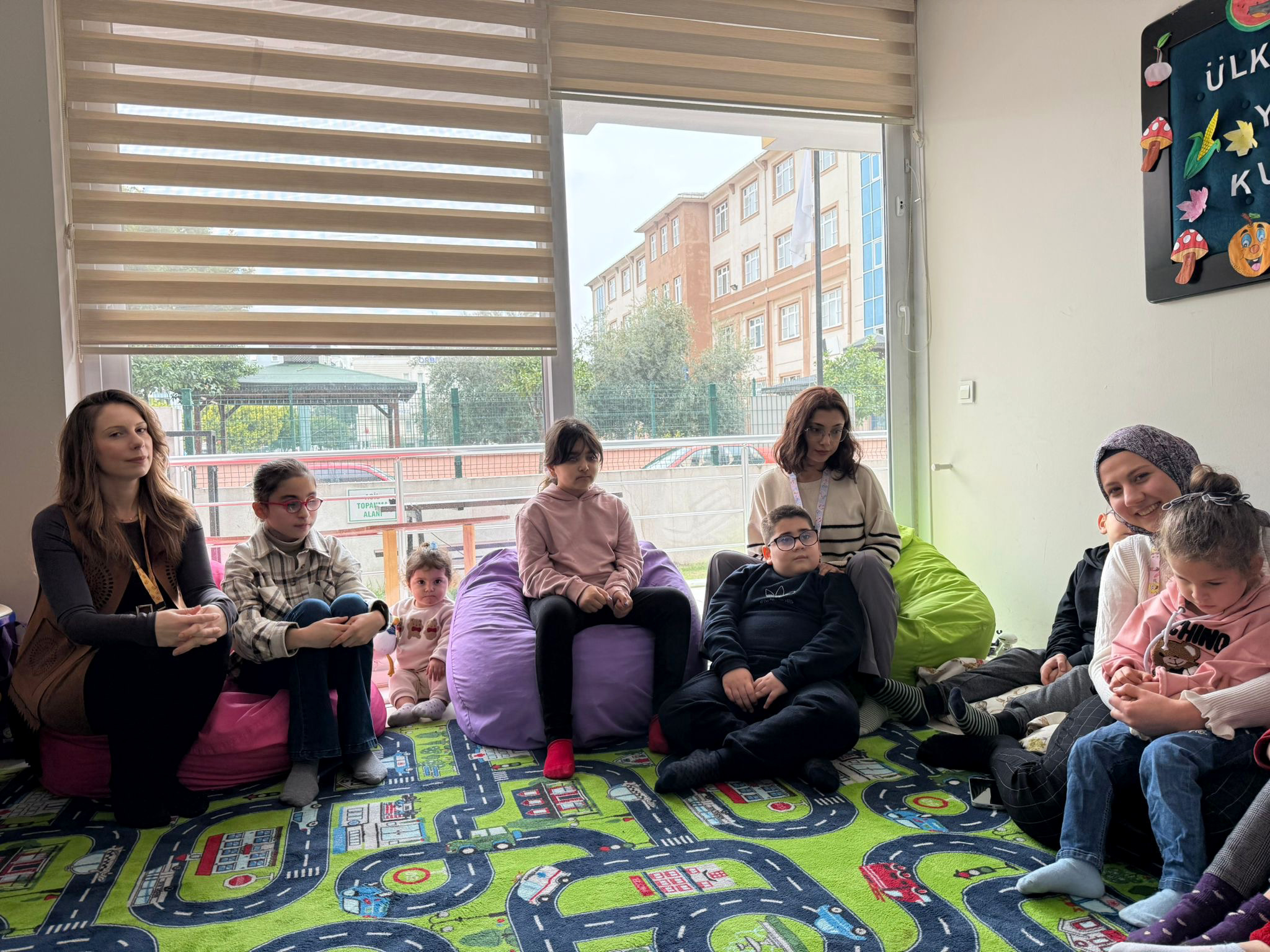 Gormeengellicocuklaraseslikitaplarhediyeedildi