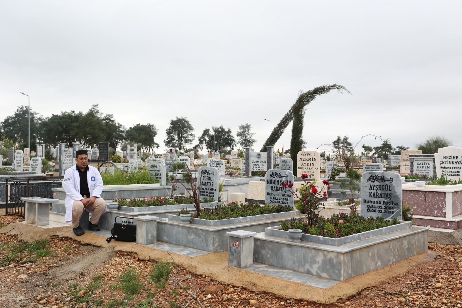 Hayatinikaybedenlerantalyadamezarlaribasindaanildi