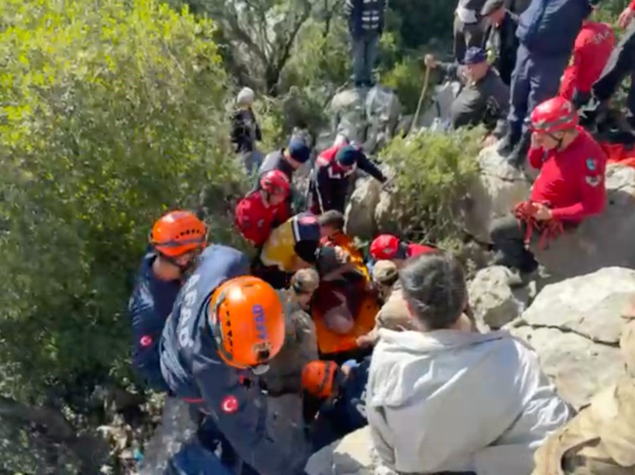 Kayalarinarasindabulundu