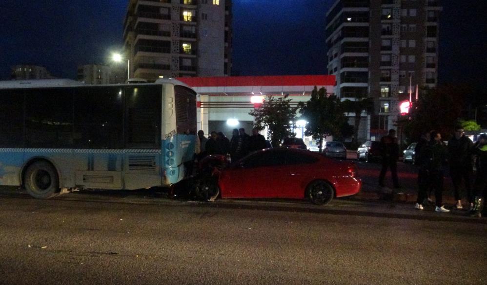 Otomobilsurucusuparkhalindekiotobusecarptı