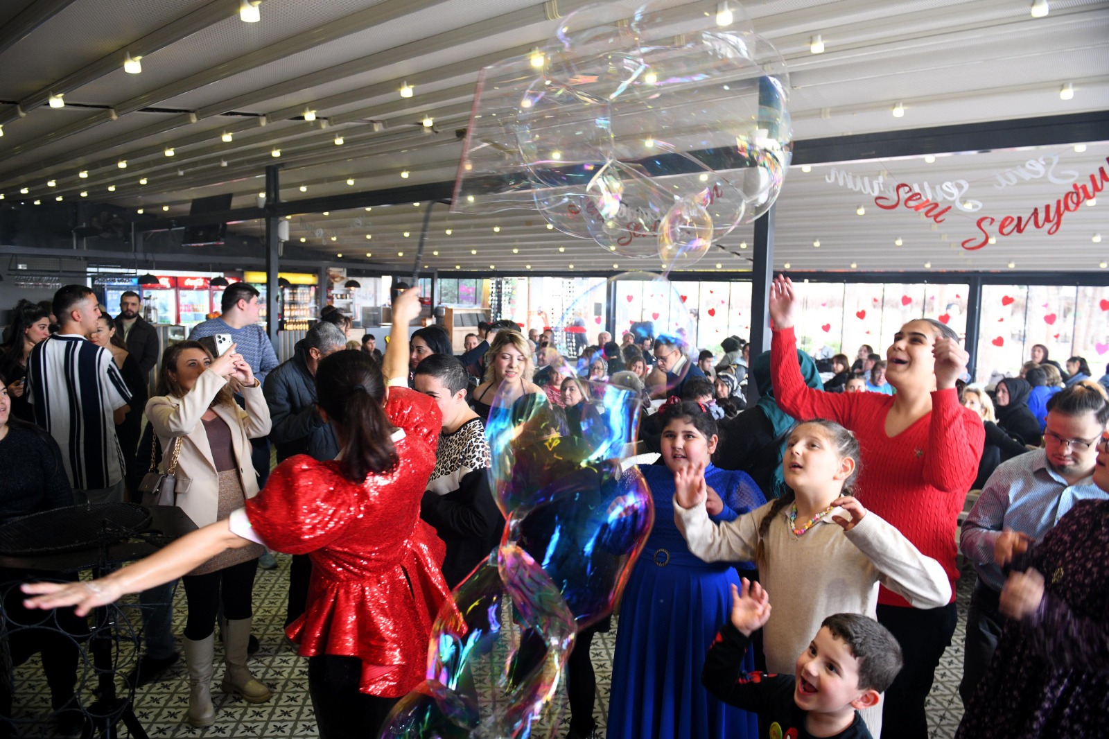 Ozelgereksinimlibireylericinsevgigunuetkinligiyapildi