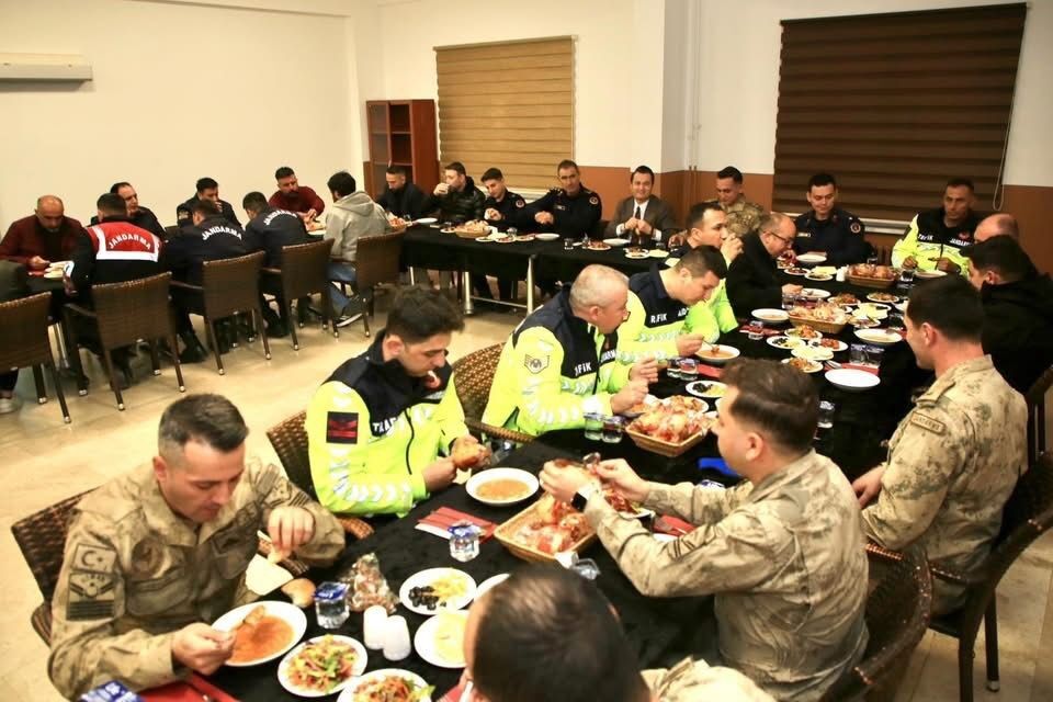 Ozturkjandarmaileiftardabirarayageldi