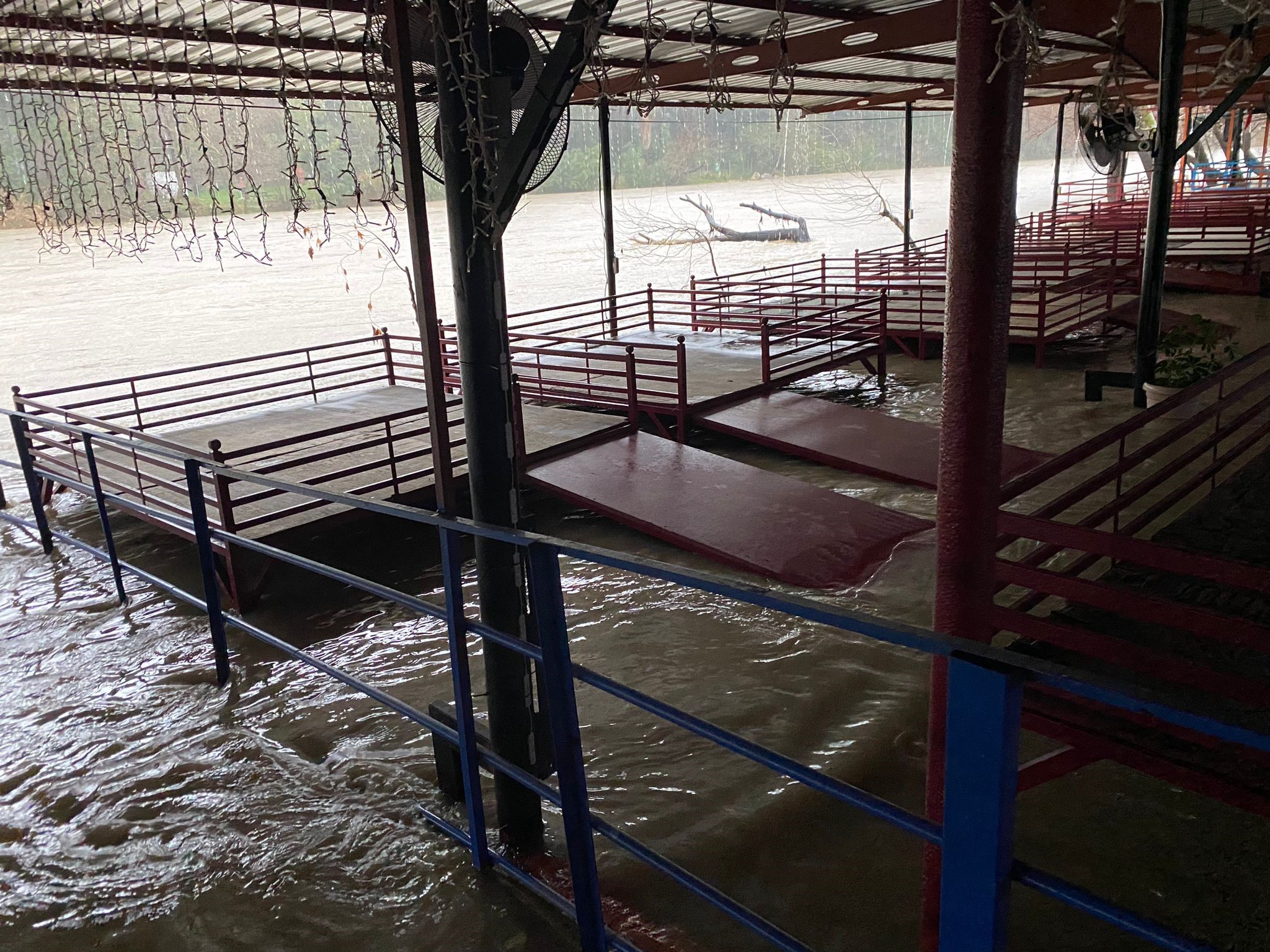 Saganakkoprucayitasirdiisyerlerivetarimarazilerisularaltindakaldi