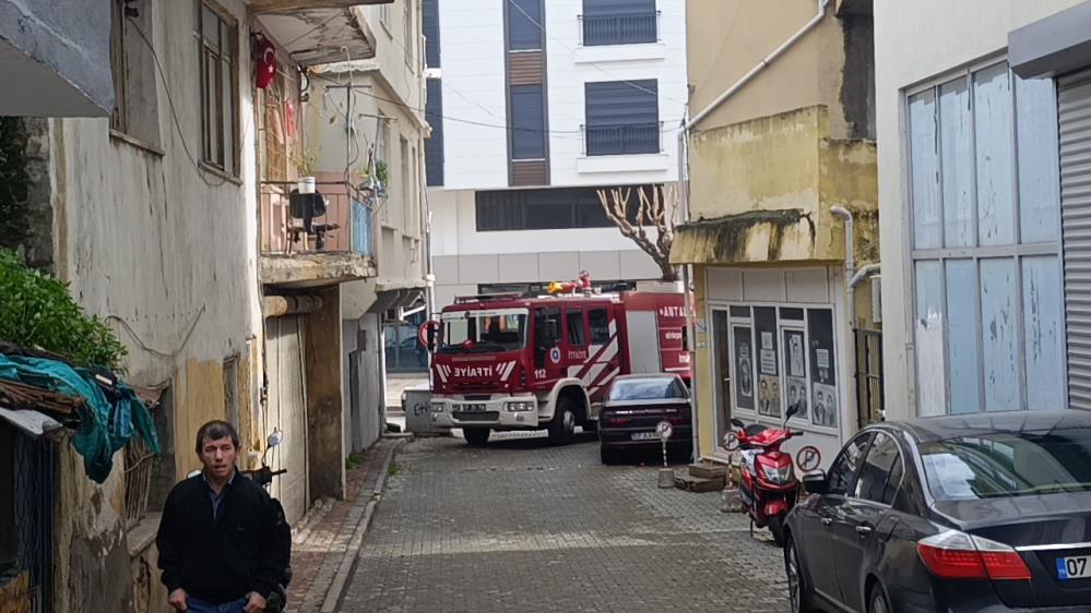 Sokaktaparkedilenaraclaritfaiyeyeengelolduekipleryangınatuplemudahaleetmekzorundakaldı