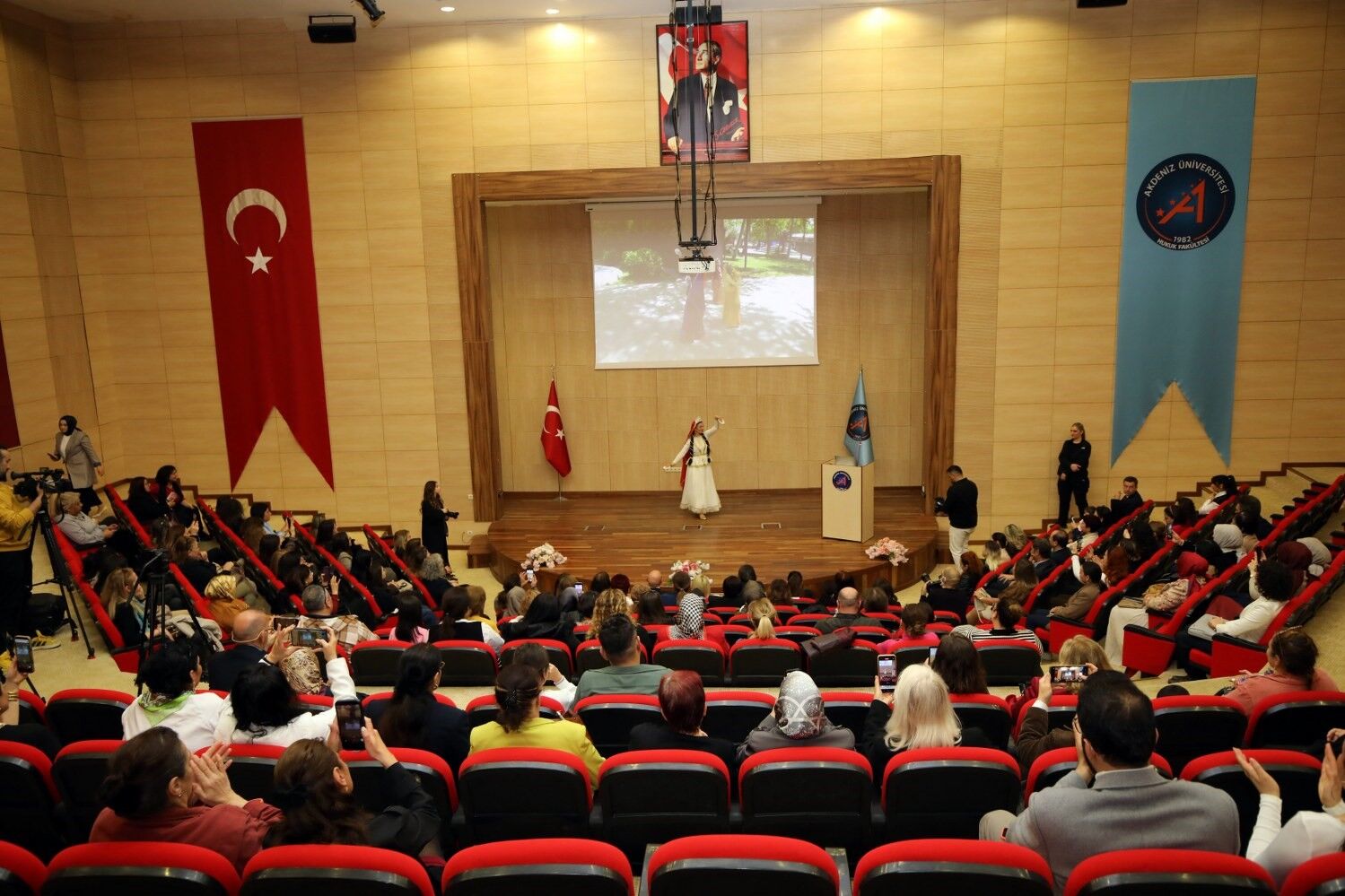 8Marttaturkiyeazerbaycankadinbulusmasi