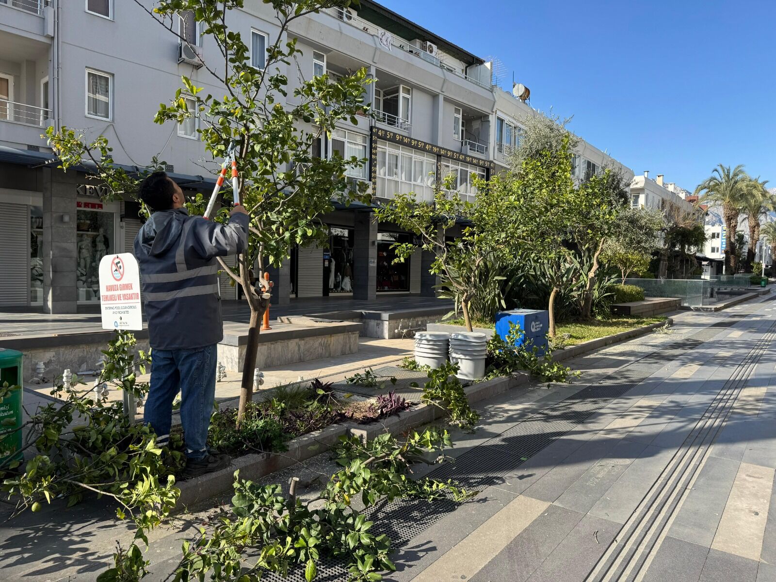 Antalyabuyuksehirbelediyesiekiplerindenbahartemizligi