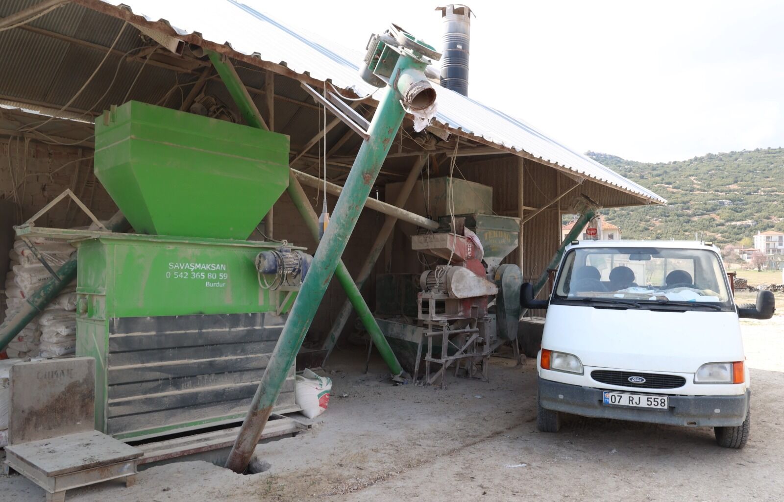 Antalyadakorkuteliciftcilerikendiyeminiuretiyorbuyuksehirdenyenimakine