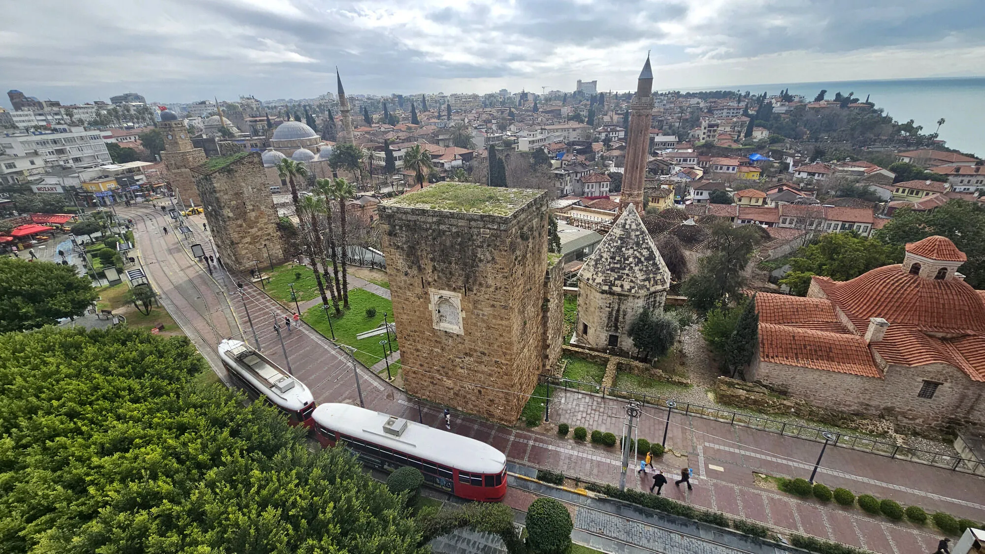 Antalyaninkalekapisiburclaritehlikedenostaljitramvayindanbeklenmeyentehdit