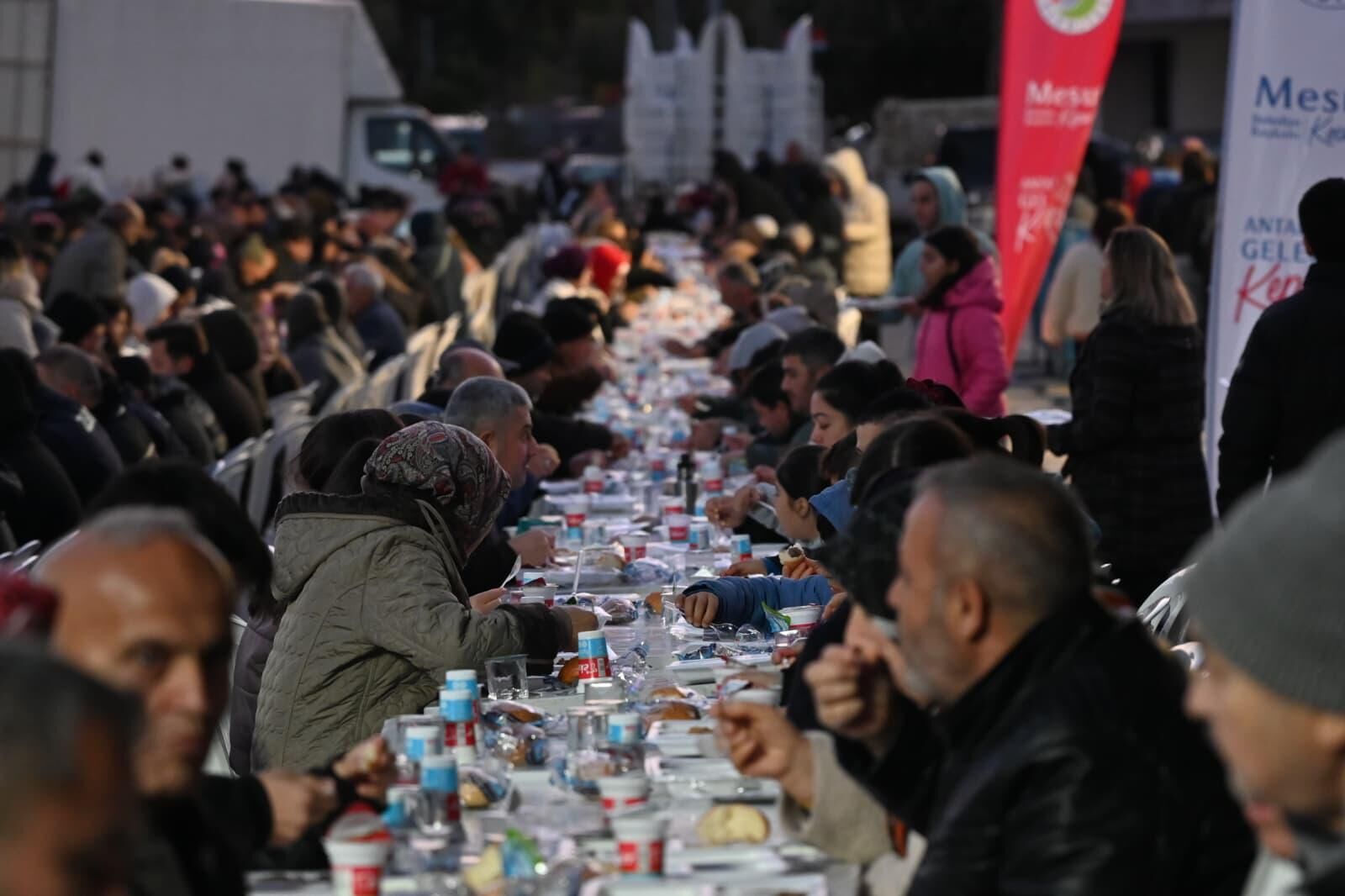 Baskankocagozkepezlilereiftarsofralarindabulusuyor-1