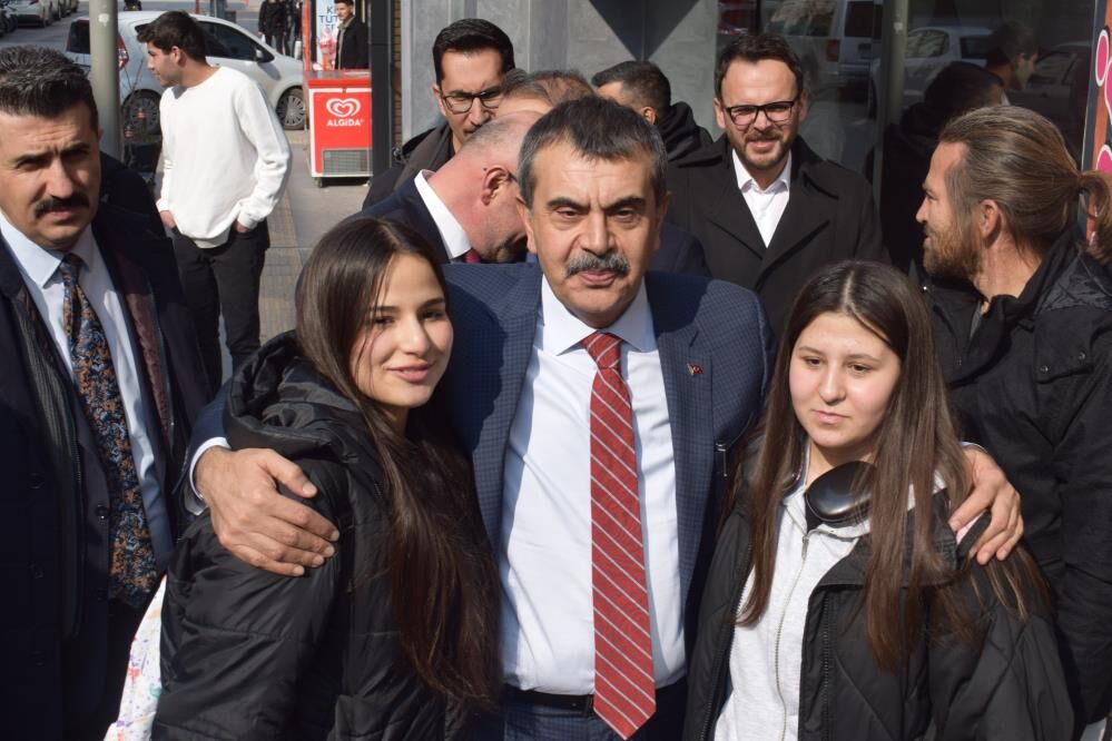 Fatmaogretmeninadigorevyaptigiokuldayasatilacak