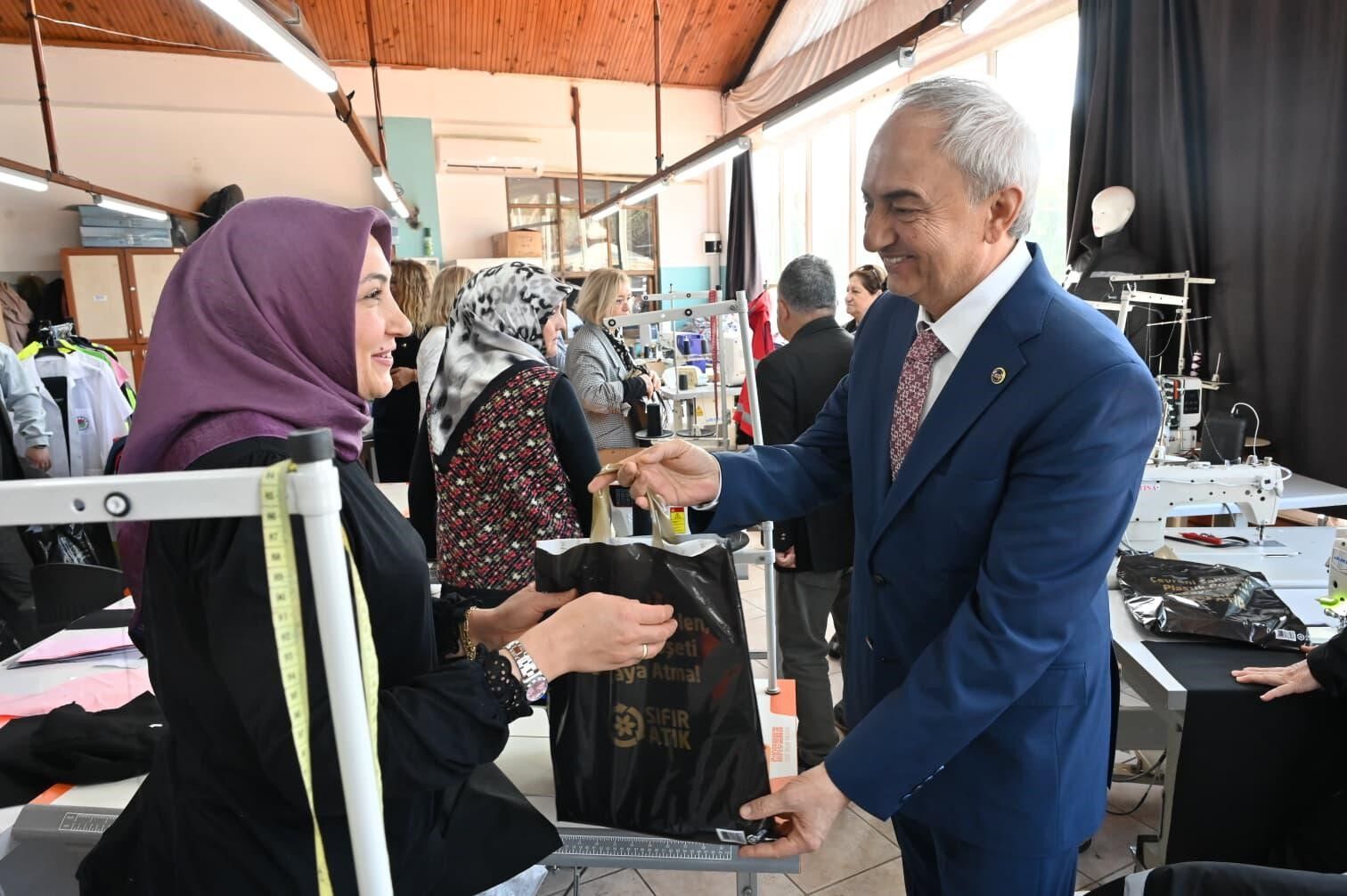 Kocagozden8Marttakadincalisanlarakaranfillikutlama