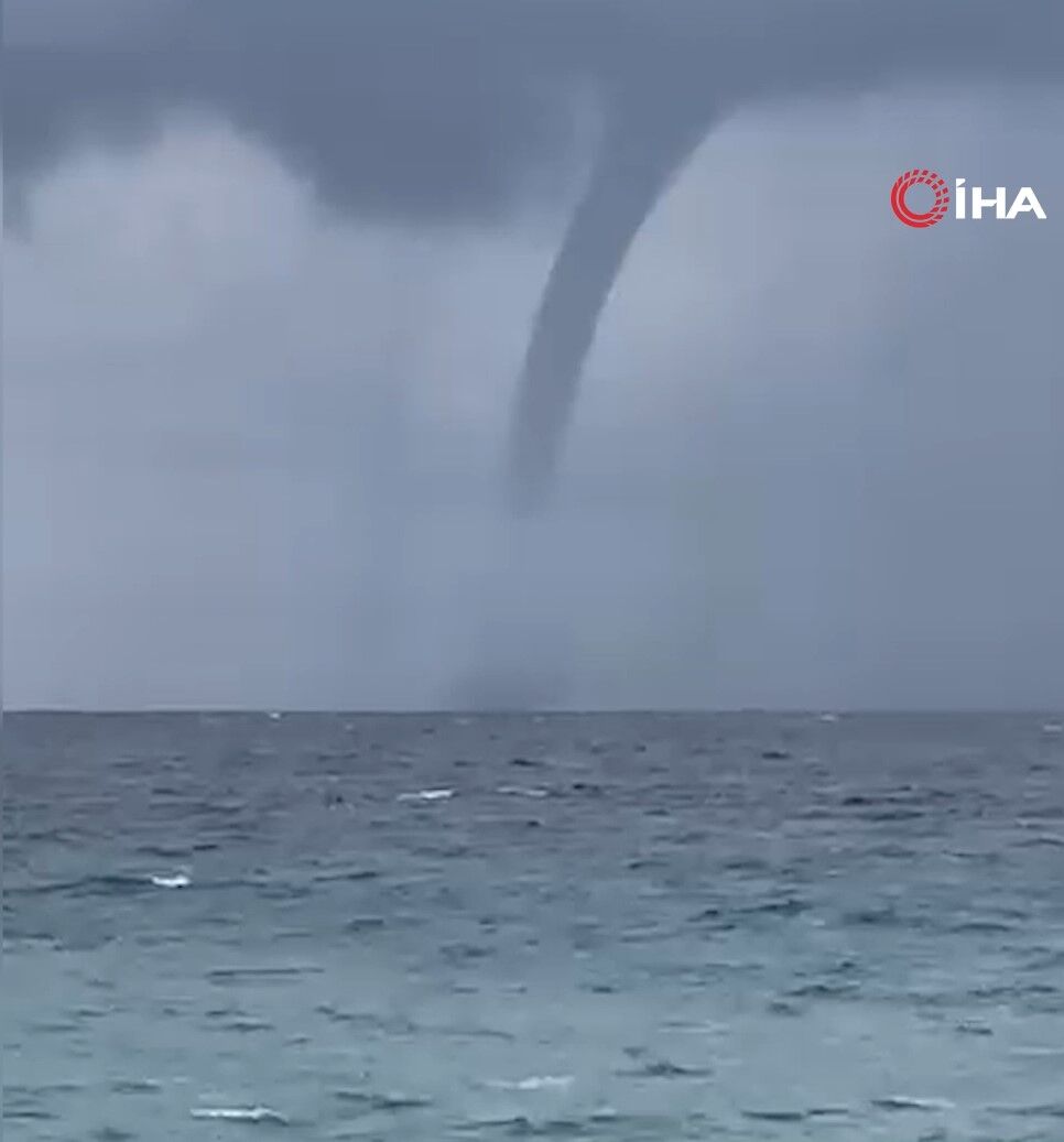 Kumlucaaciklarindapanikdenizdebelirenhortumkorkuttu