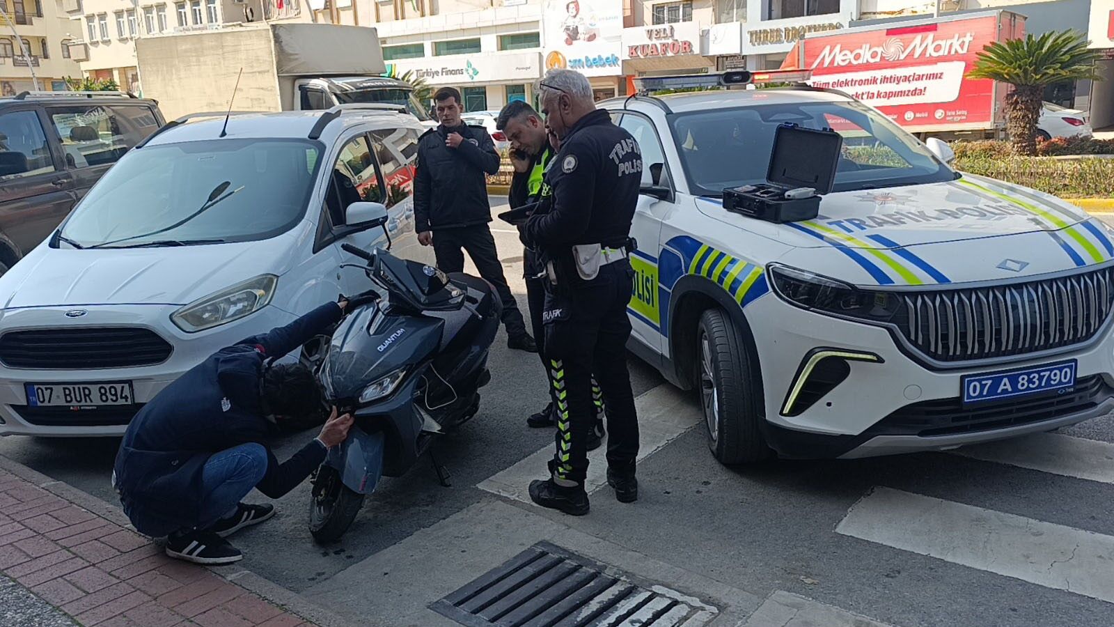 Manavgattamotosikletidevrildisurucuyecezayagdi