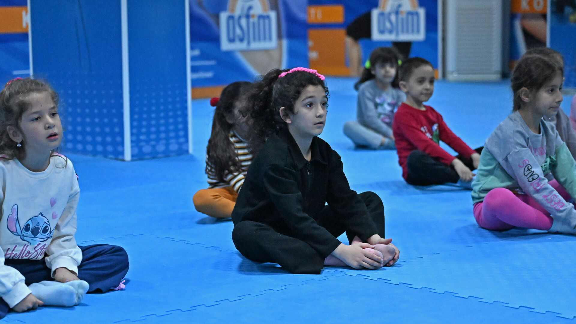 Miniklerhemegleniyorhemgelisiyor