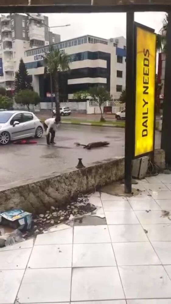 Scooterasinirlenditaslaparcaad,