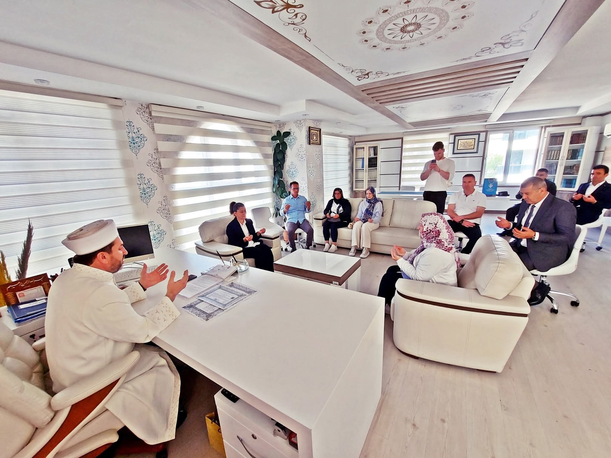 Sehadetgetirerekislamiyetikabulettiadiaylaoldu