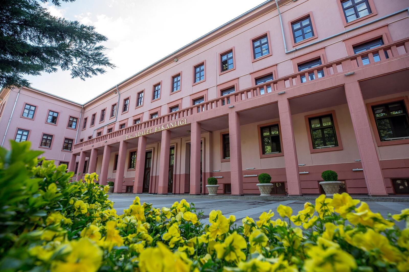 Adaletbakanligindankritikadim7Ayridairebaskanligikuruldu