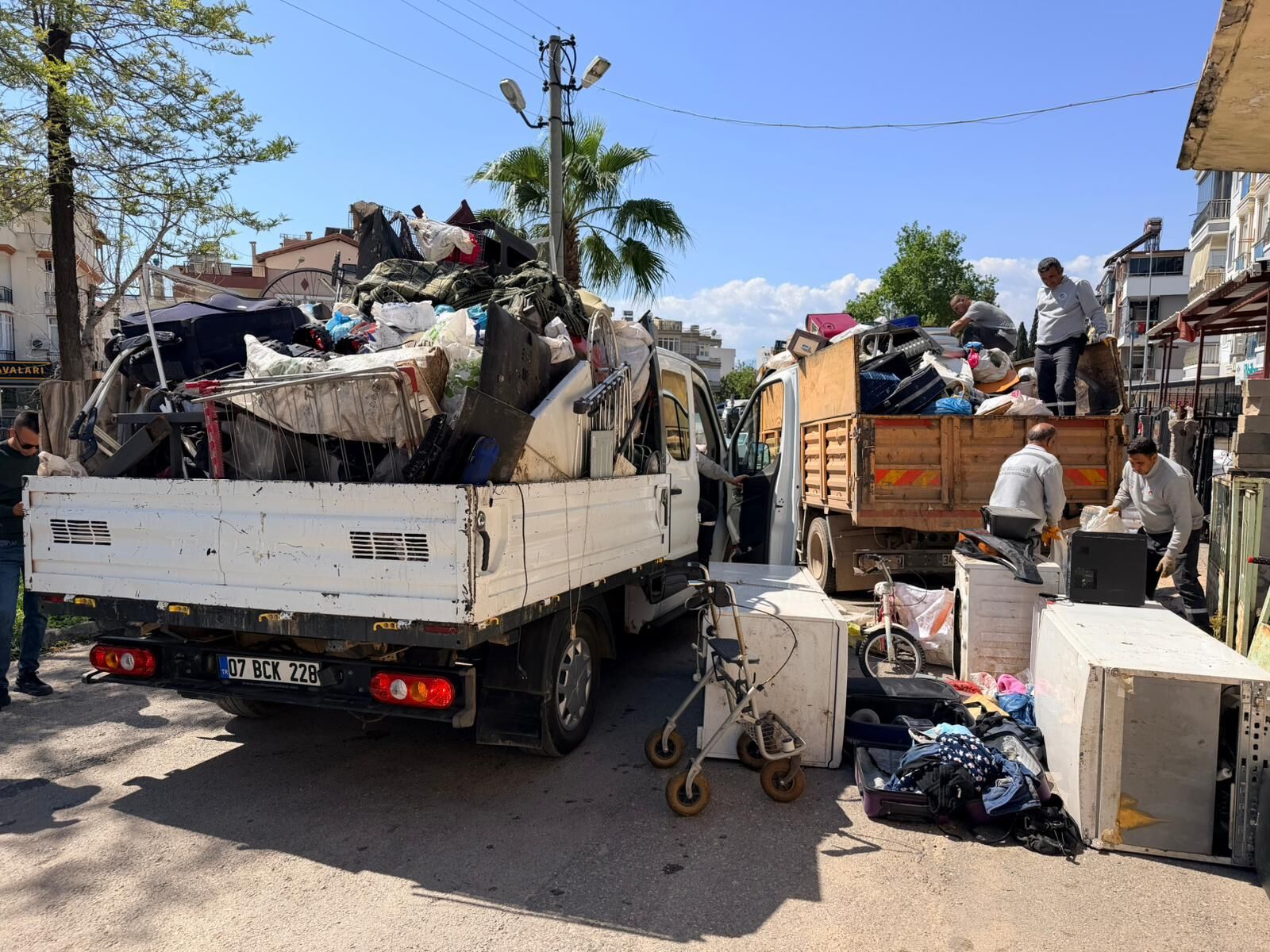 Antalyadamahallesakinlerirahatnefesaldievbahcesinden20Kamyoncopcikarildi