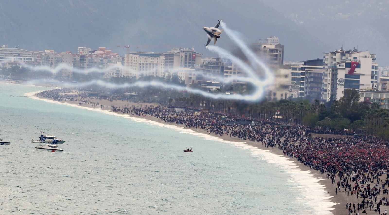 Antalyasemalarindagozkamastirdibinlercekisiizledi