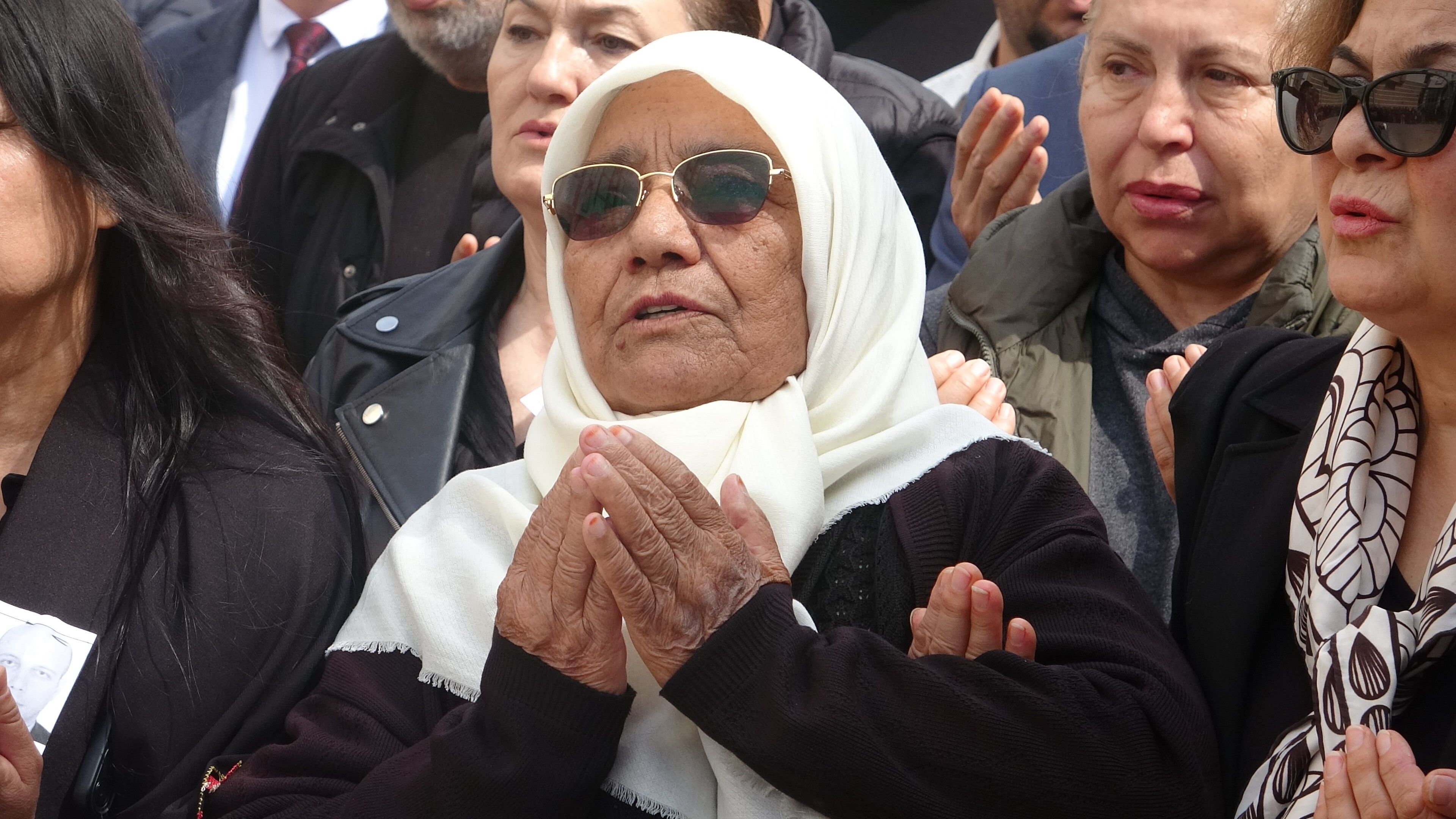 Camiagozyaslarinaboguldu