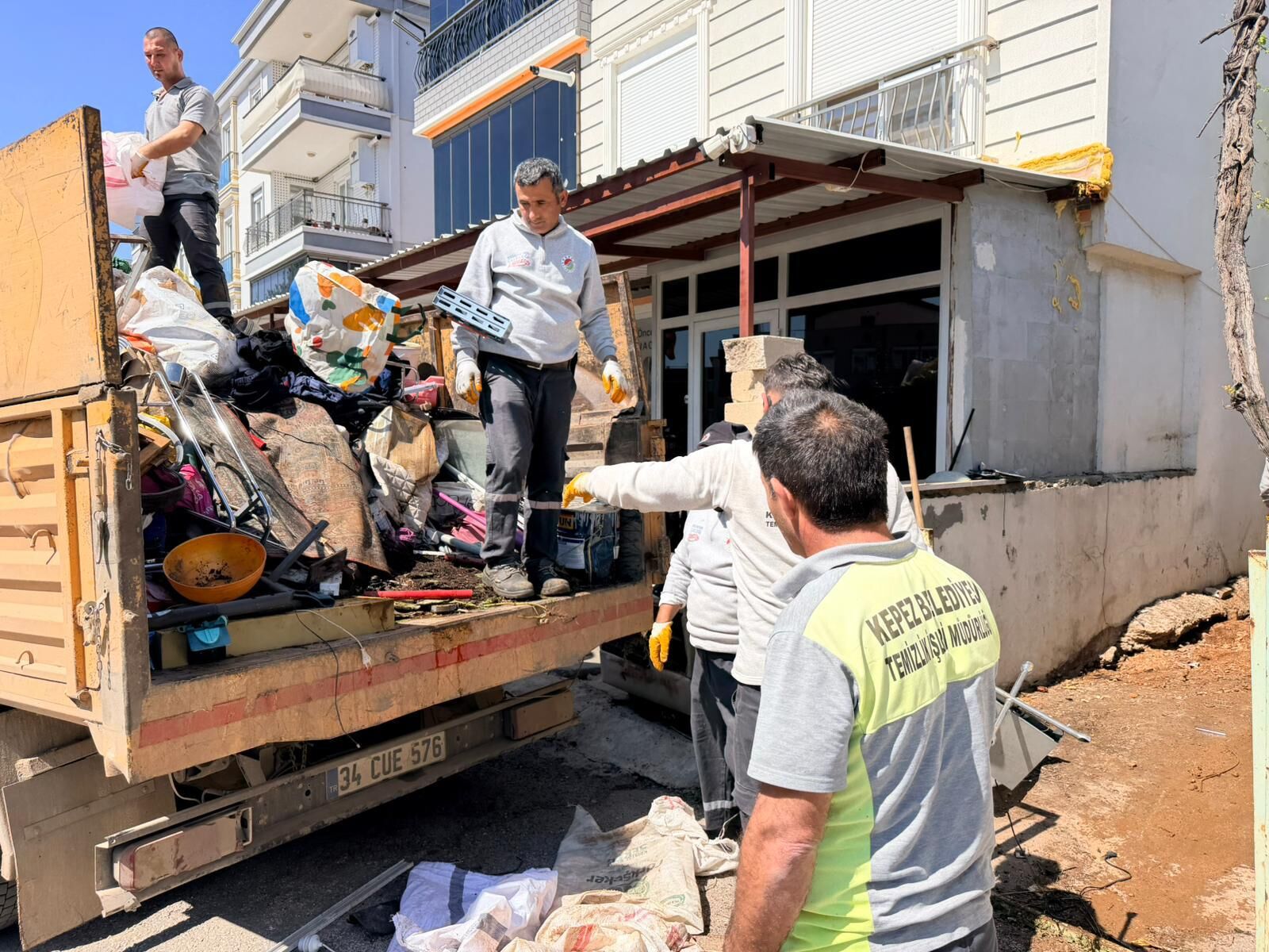 Evbahcesinden20Kamyoncopcikarildi