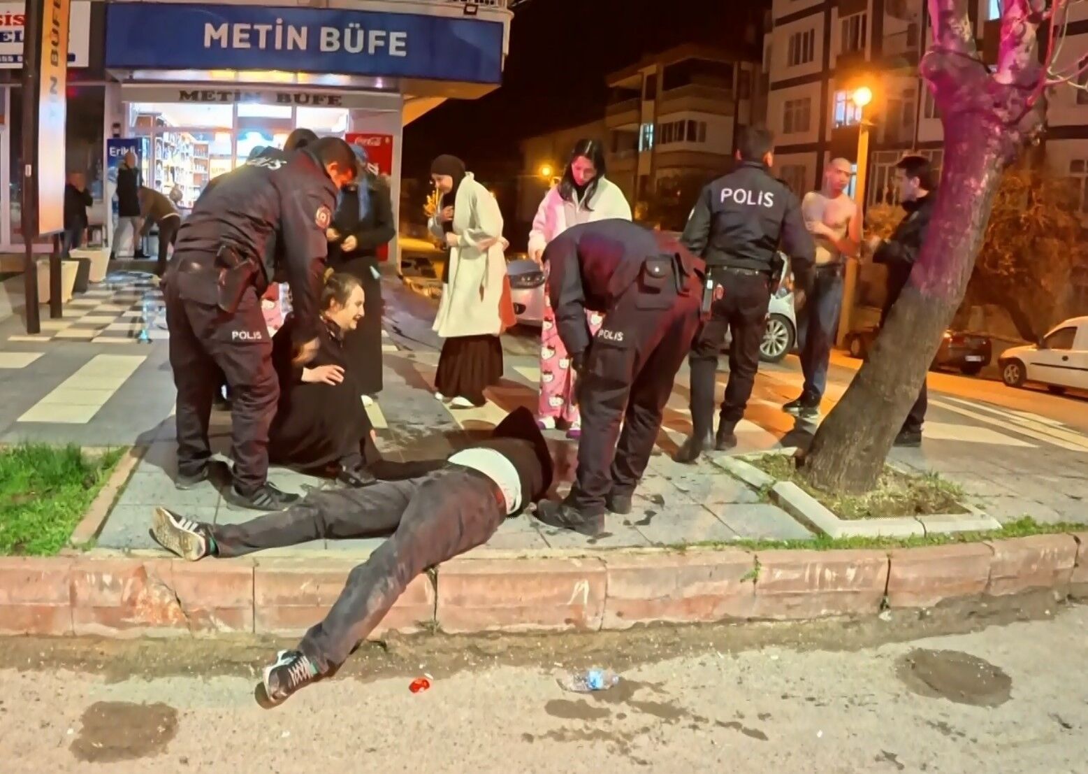 Oglununbasindaferyatedenanneyurekleridagladi