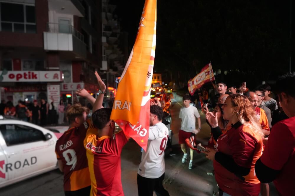 Galatasarayınsampiyonluguantalyadaboylekutlandi
