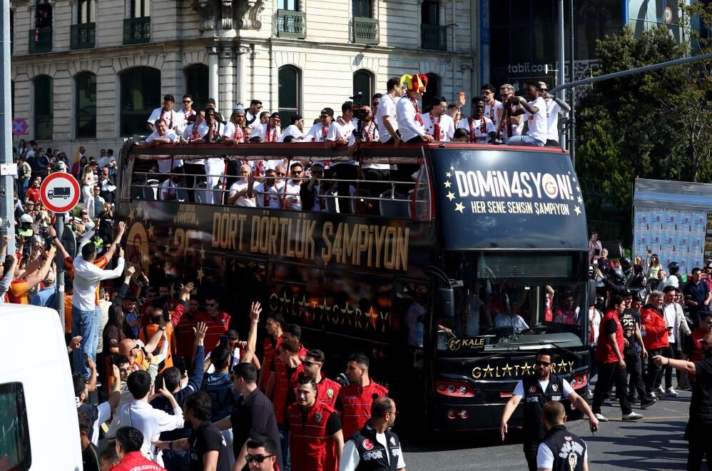 Galatasaraylifutbolcularsehirdeturatti