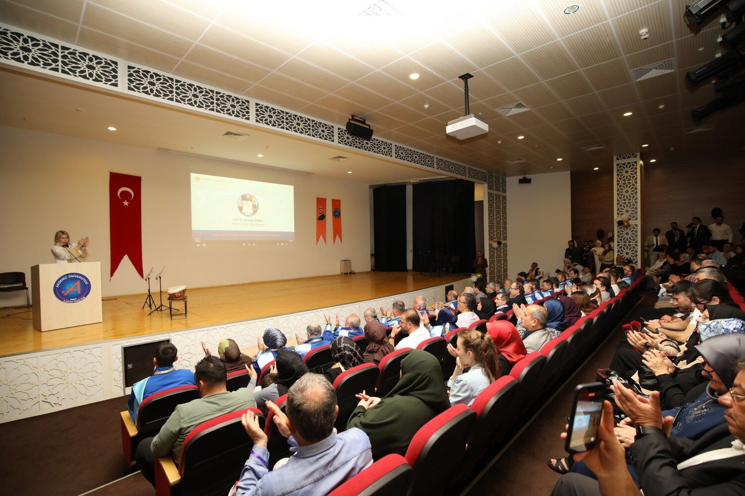Ilahiyatfakultesindemezuniyetsevinci