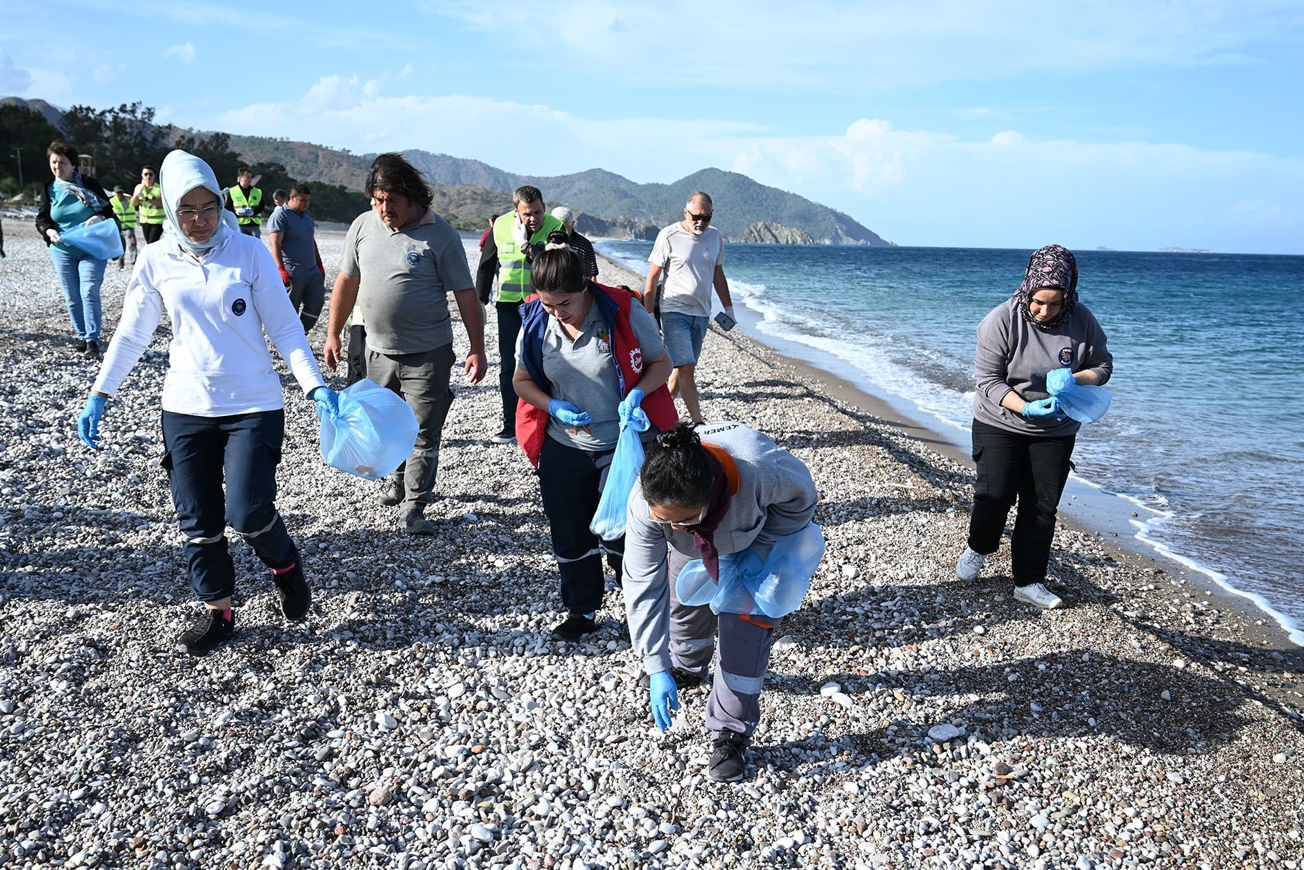 Kemerdesahiltemizligivatandaslarvebelediyeeleleverdi