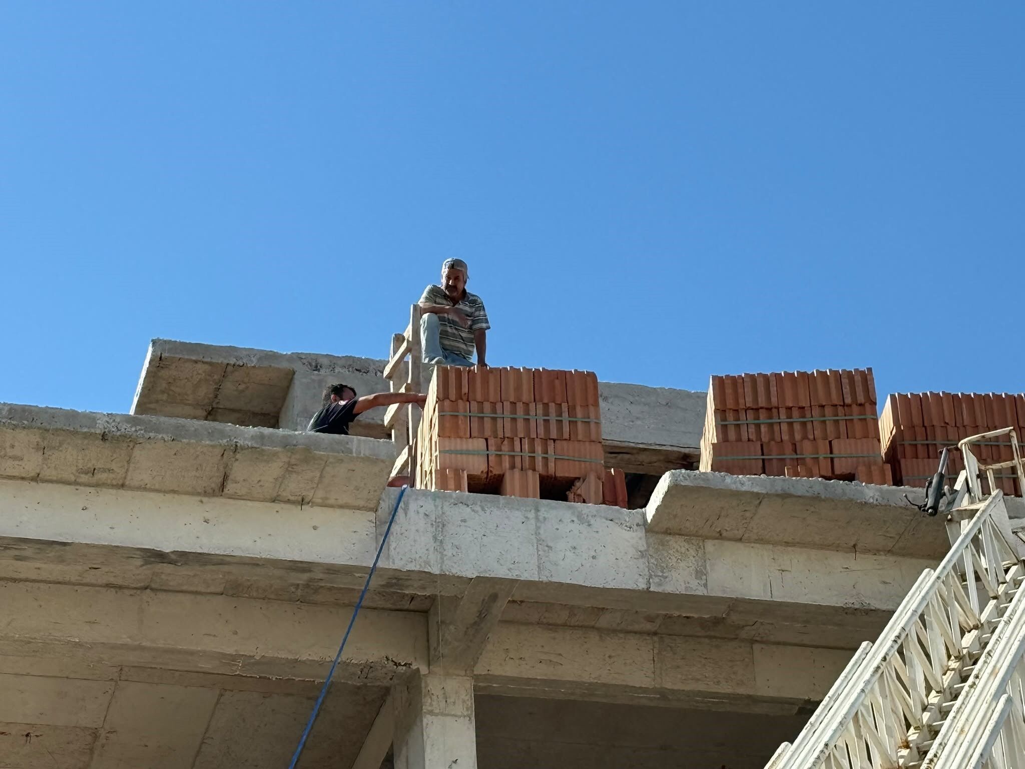 Merdivendevrildibinanintepesindebekledi