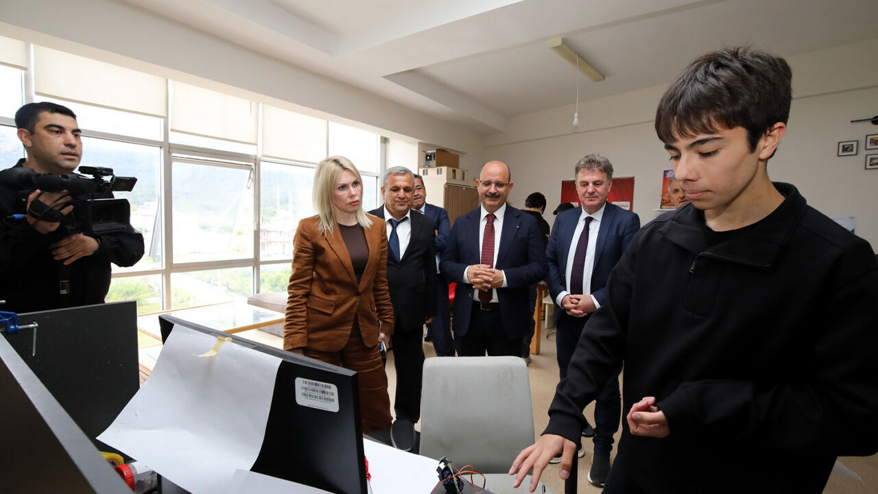 Rektorozkankemerdeogrencileremujdeverdi