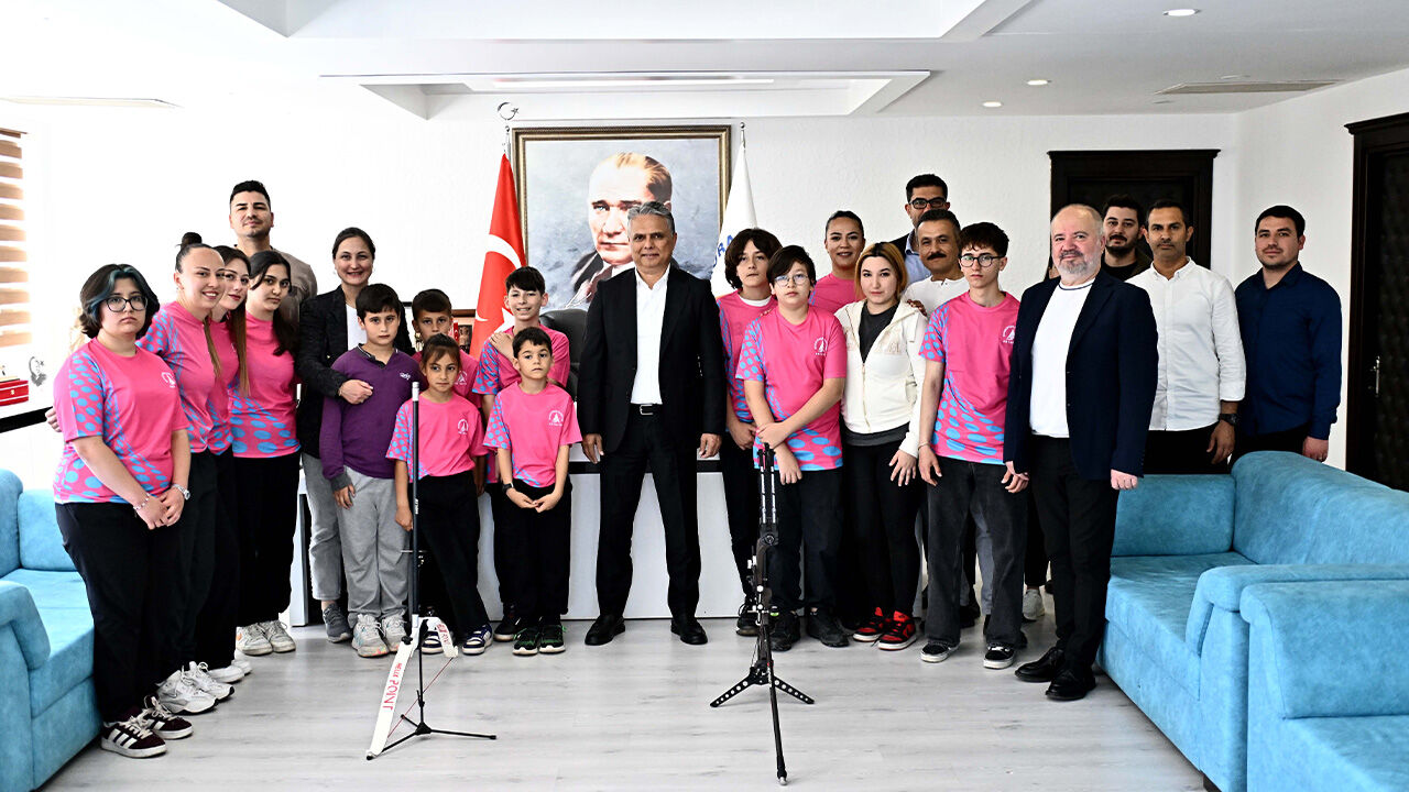 Sampiyonsporculardanbelediyebaskaninaziyaret